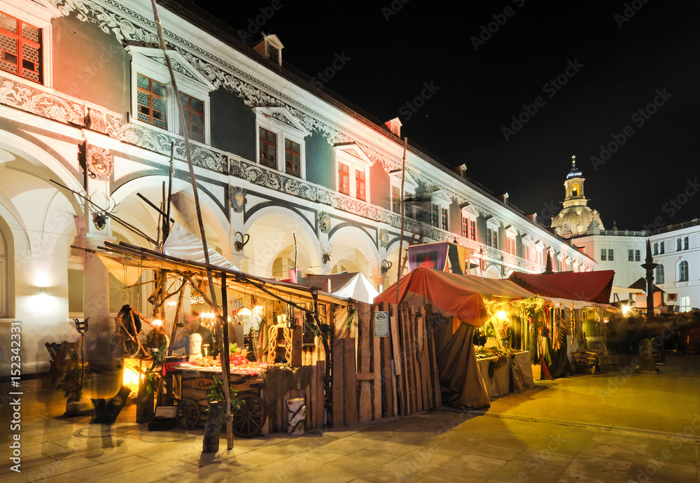Fototapeta premium Mittelalterweihnachtsmarkt im Stallhof Dresden, Sachsen, Deutschland, Europa