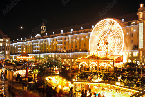 Weihnachtlicher Striezelmarkt in Dresden, Sachsen, Deutschland, ÖffentlicherGrund photo