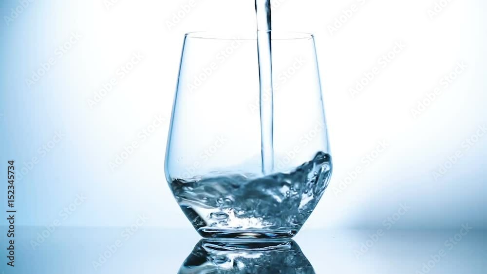 eau verser dans un verre 