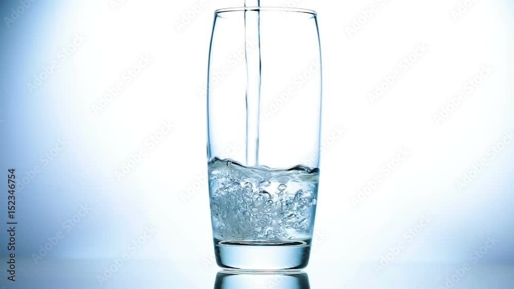 eau versée dans un verre eau versée dans un verre