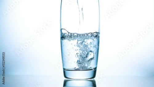 eau versée dans un verre   photo