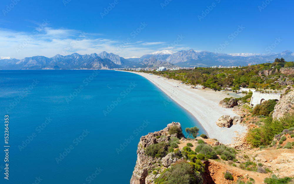 Fototapeta premium Błękitna Laguna i plaża Konyaalti w Antalyi, Turcja