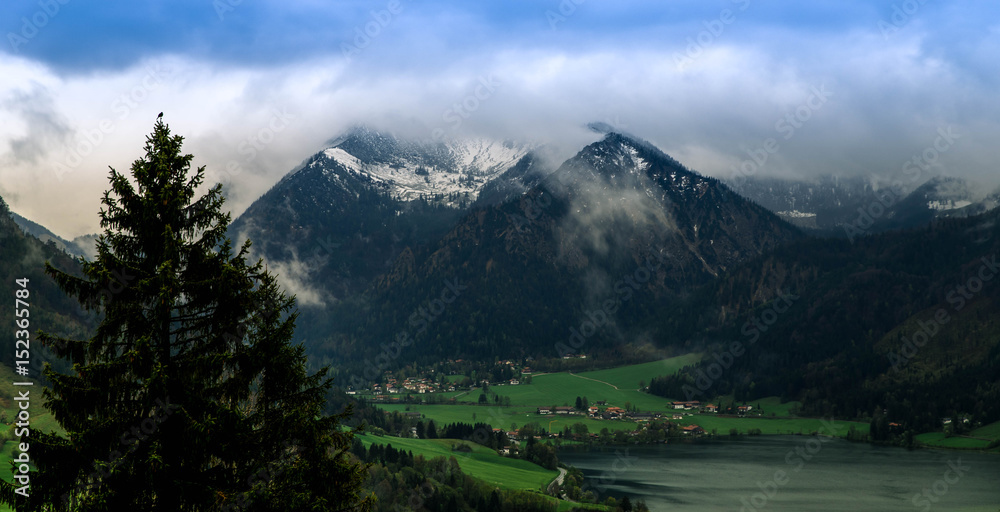 Schliersee. Berg mit Nebel und See