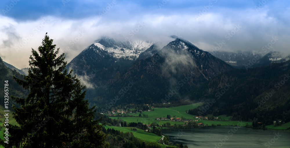 Schliersee. Berg mit Nebel und See Schliersee. Berg mit Nebel und See