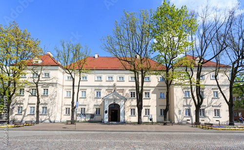 Zabytkowy budynek w Łowiczu wybudowany w latach1689 do 1730 wg. projektu Tylmana z Gameren. Początkowo było w nim seminarium, później m. innymi jako szkoła, więzienie, muzeum itp.