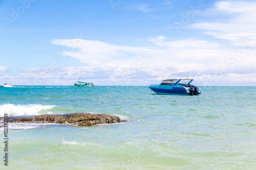Fototapeta Naklejka Na Ścianę i Meble -  Landscape summer travel sea and beach, Travel vacation, Koh Samet in sea, Rayong, South of Thailand, white sand blue sky emerald green ocean water. space for texture
