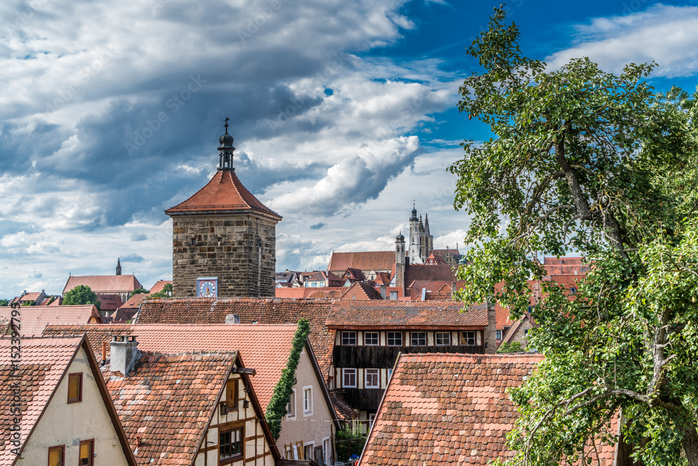 Blick auf die Dächer von Rothenburg ob der Tauber mit Siebersturm, Rathaus und der St. Jakobskirche