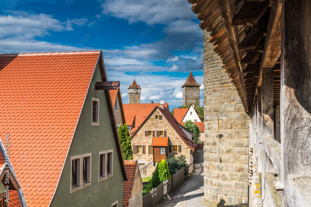 Wehrgang in Rothenburg ob der Tauber mit Blick auf das Rödertor und das Galgentor Wehrgang in Rothenburg ob der Tauber mit Blick auf das Rödertor und das Galgentor