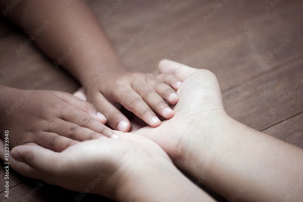 Φωτογραφία Mother and child daughter holding hand together with love in vintage color tone