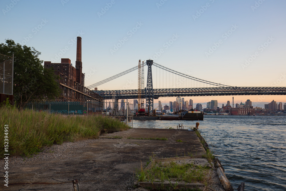 Fototapeta premium Factory And Bridge In Brooklyn