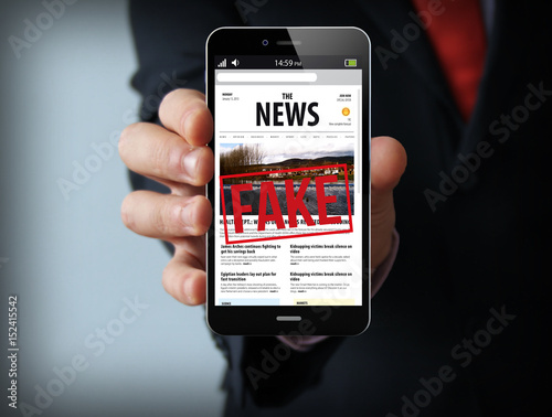 Foto fake news businessman smartphone