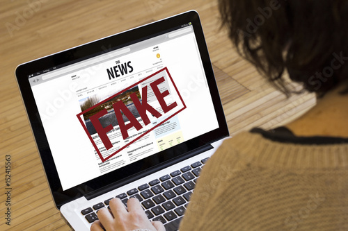 Foto woman computer fake news