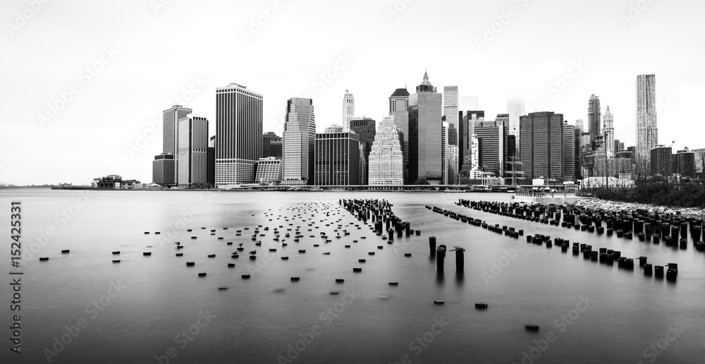 Obraz premium Manhattan skyline, black and white photo, view from Brooklyn, New York, USA