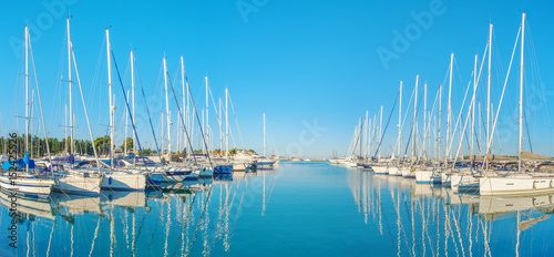 Panorama mit Yacht luxus morgens am Hafen