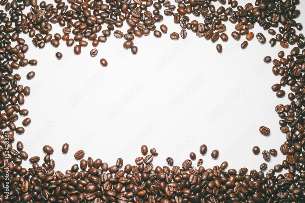 Naklejka premium Palone ziarna kawy izolowane