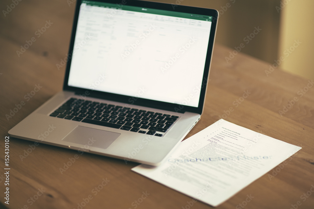 moderner Arbeitsplatz mit Laptop und Dokument moderner Arbeitsplatz mit Laptop und Dokument