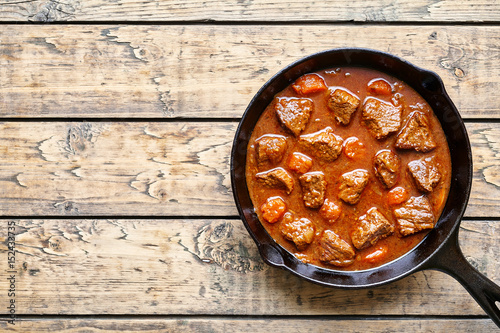 Canvas-taulu Goulash traditional Hungarian beef stew soup meat food in cast iron pan
