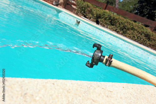 mise à niveau en eau d'une piscine photo