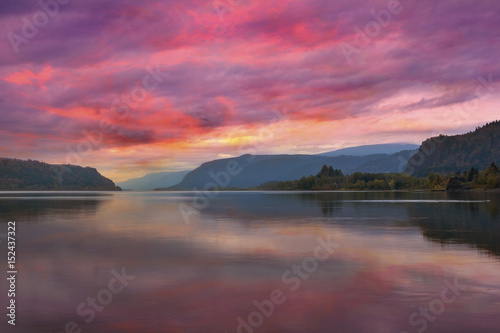 Valokuvatapetti Colorful Sunrise at Columbia River Gorge