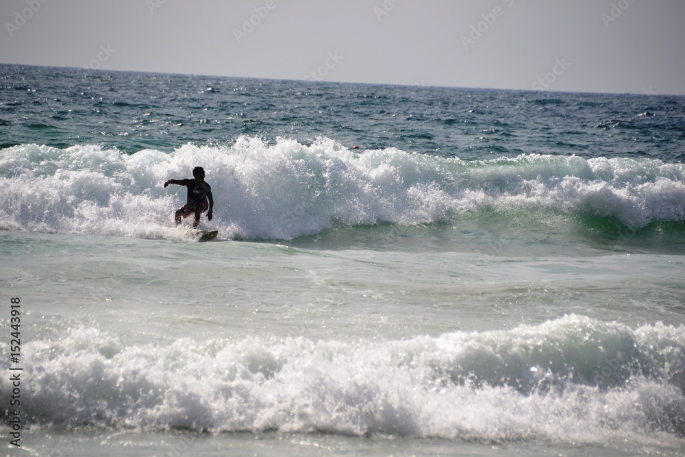Ein Surfer - Surfbrett