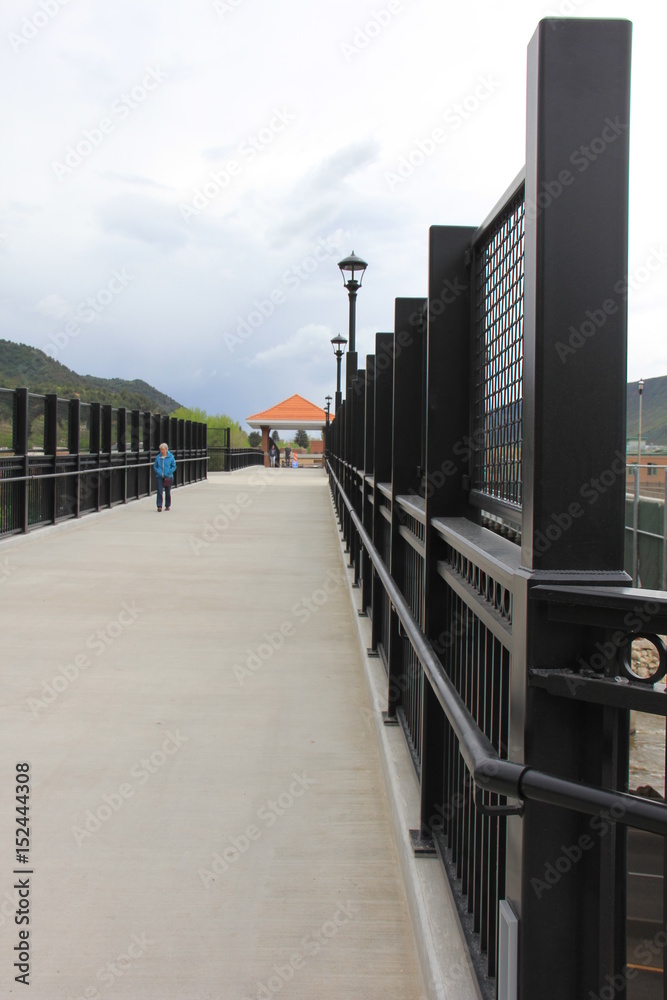 Obraz premium Glenwood Springs, Colorado Public Pedestrian Bridge, Bike Path Bridge