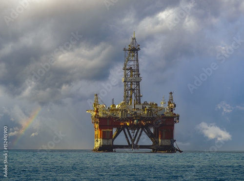 Drilling rig on the ocean © Mike Mareen