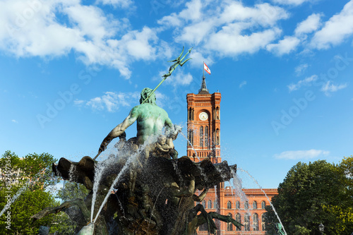 Rotes Rathaus und Neptunbrunnen mit Skulptur - Berlin 