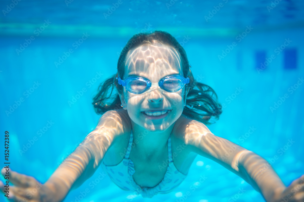 Naklejka premium Underwater portrait of child