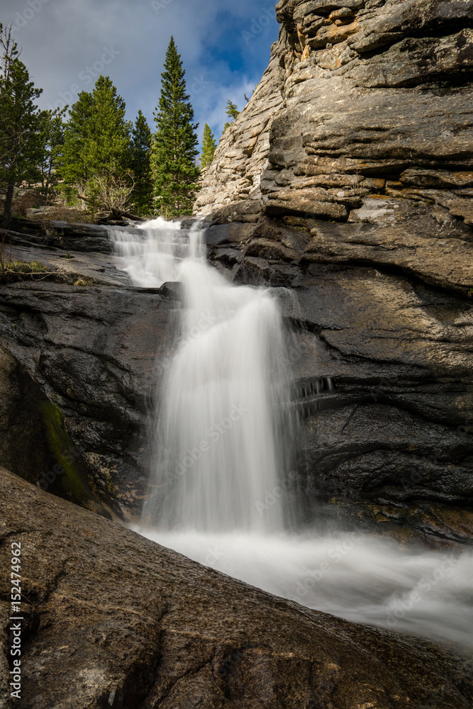 Fototapeta premium Waterfall in Rocky Mountain National Park