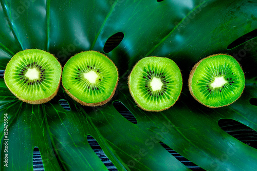 Naklejka Kiwi na liściu monstery