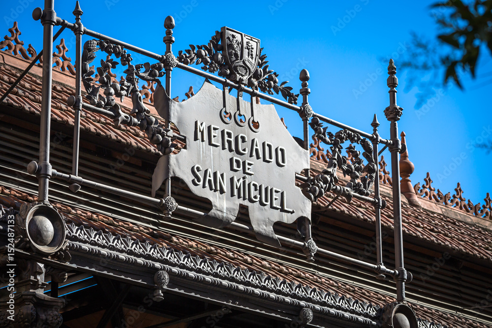 Naklejka premium Mercado de San Miguel - słynny targ w Madrycie w Hiszpanii