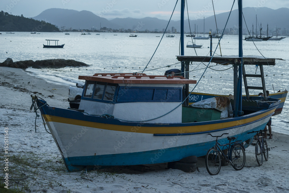 Trapiche de pesca veleiro e barco Trapiche de pesca veleiro e barco