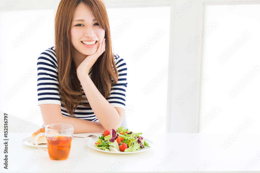 食事をする女性