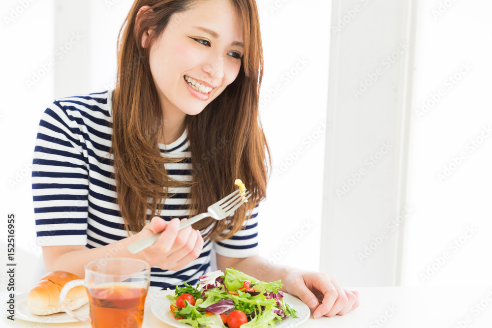 食事をする女性