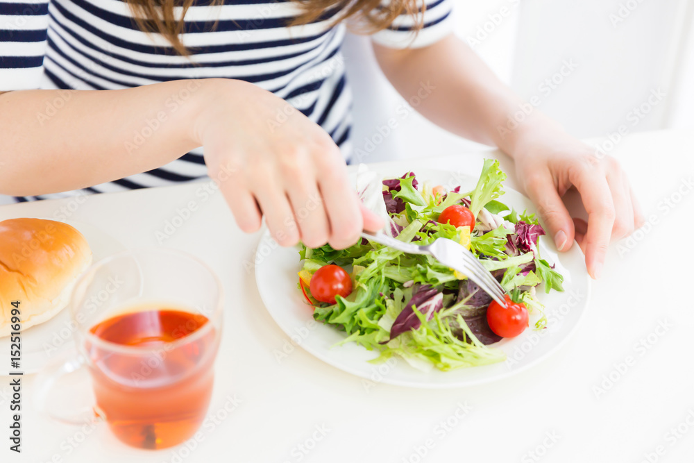 サラダを食べる女性　手元