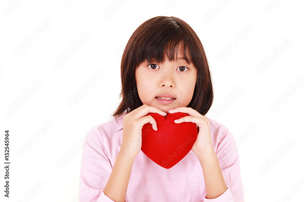 ハートのオブジェを持つ笑顔の女の子
ハートのオブジェを持つ笑顔の女の子