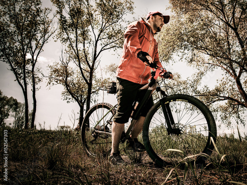Obraz na płótnie Ryder sitting on a mountain bicycle ride on off-road