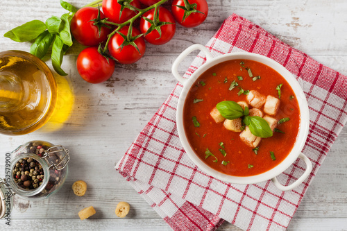 Obraz na plátně Traditional tomato soup, served with croutons.