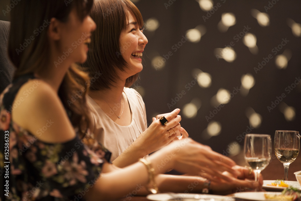 The ladies laughing happily at the bar - obrazy, fototapety, plakaty 