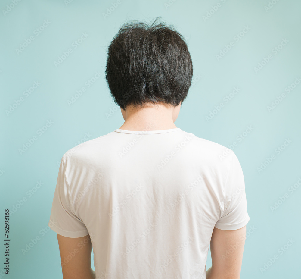 Tシャツ姿の男性の後ろ姿 Stock 写真 Adobe Stock