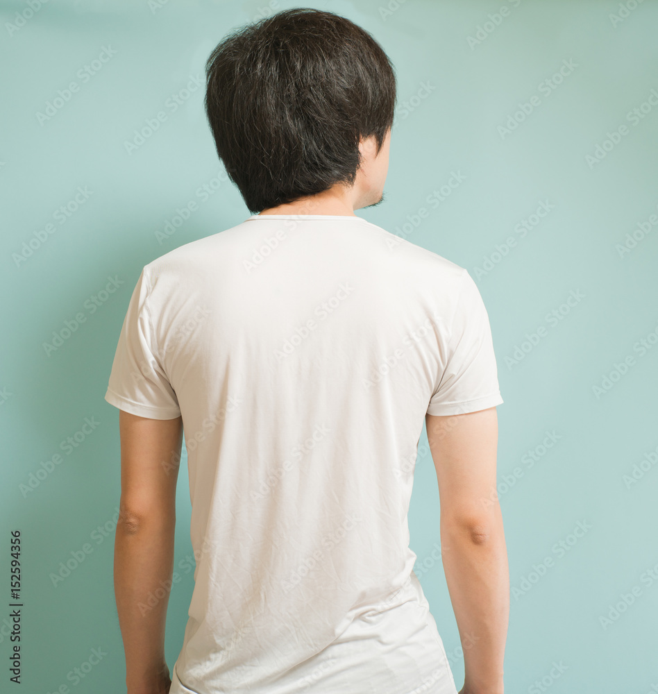 Tシャツ姿の男性の後ろ姿 Stock Photo Adobe Stock