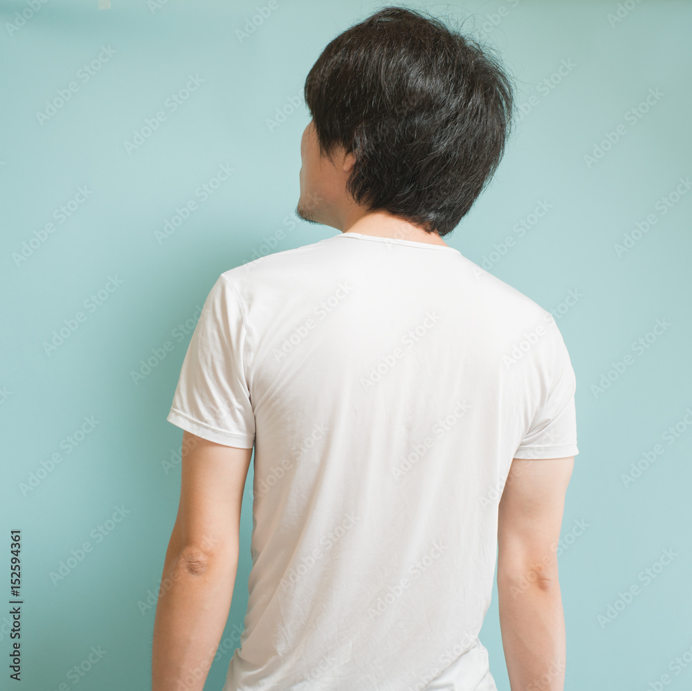 Tシャツ姿の男性の後ろ姿 Stock 写真 Adobe Stock