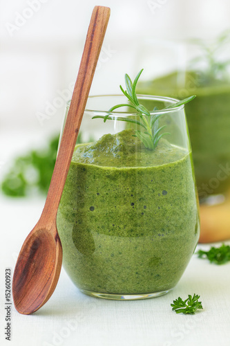 Green smoothie with ingredients