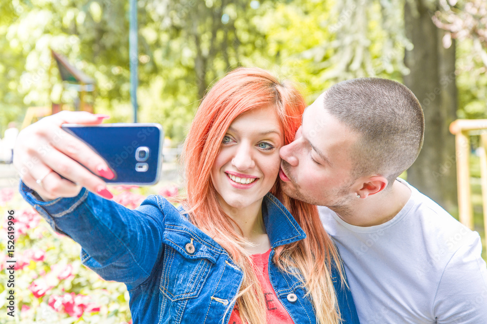 giovane coppia che si fa un selfie al parco giovane coppia che si fa un selfie al parco