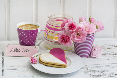 Kaffeetafel, herzförmiges Gebäck und Rosen in pink, Schild 
