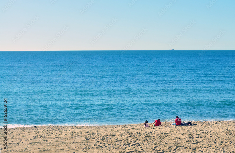 Reunión matutina familiar en playa desierta Reunión matutina familiar en playa desierta