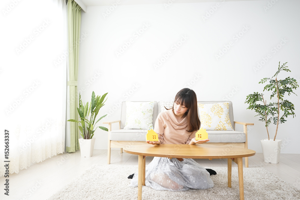 Young woman looking for house 家探しをする若い女性 Young woman looking for house 家探しをする若い女性