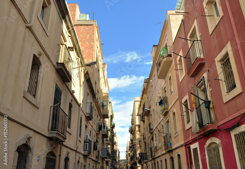 Barrio obrero antiguo con fachadas con balcones