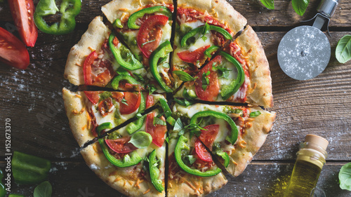 Pizza with mozzarella and green bell pepper