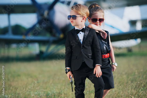 Fotografía young boy and girl playing spy